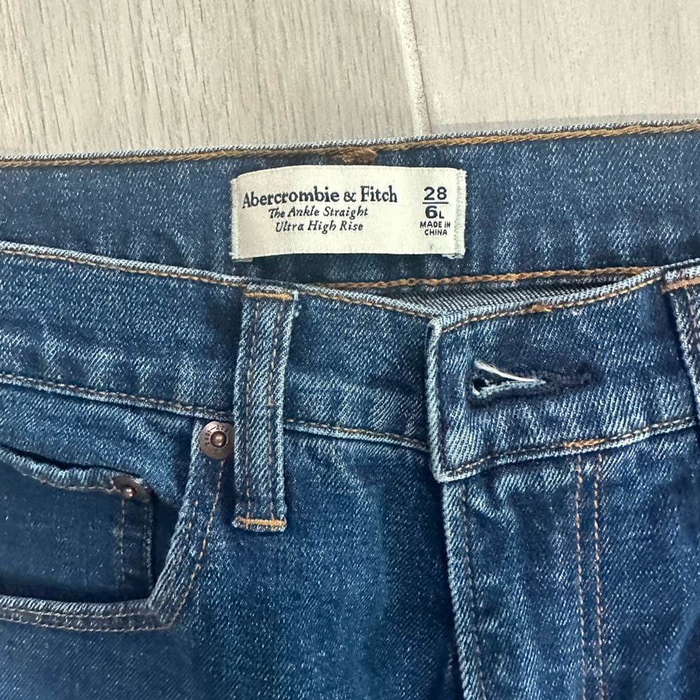 Abercrombie & Fitch The Ankle Straight Ultra High Rise Jeans